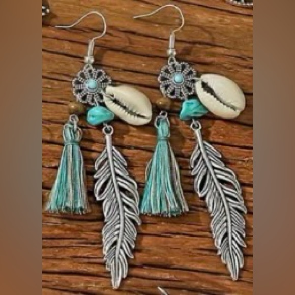 *FREE GIFT GIVEAWAY* NEW faux Turquoise Earrings, Silvery feather, tassel, shell - Picture 2 of 2